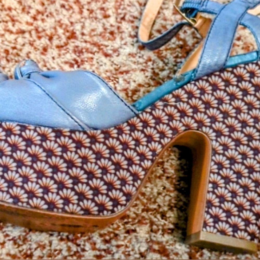 Cutest sunflower heels Report Shoes 💕